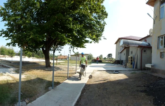 Sediul şcolii generale din comuna Rotunda va fi modernizat cu bani europeni  (FOTO: Mugurel Manea)
