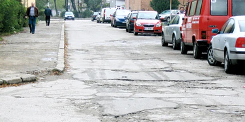 Reşiţa: Ploile au „măcinat“ străzile şi trotuarele din oraş