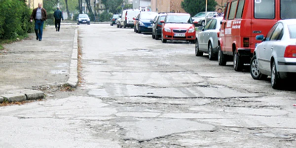 Reşiţa: Ploile au „măcinat“ străzile şi trotuarele din oraş