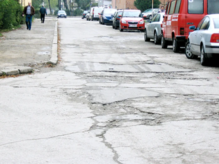 Reşiţa: Ploile au „măcinat“ străzile şi trotuarele din oraş