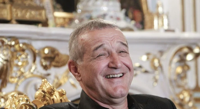Gigi Becali, mulțumit că mașina sa nu a pățit nimic. Foto Sportpictures