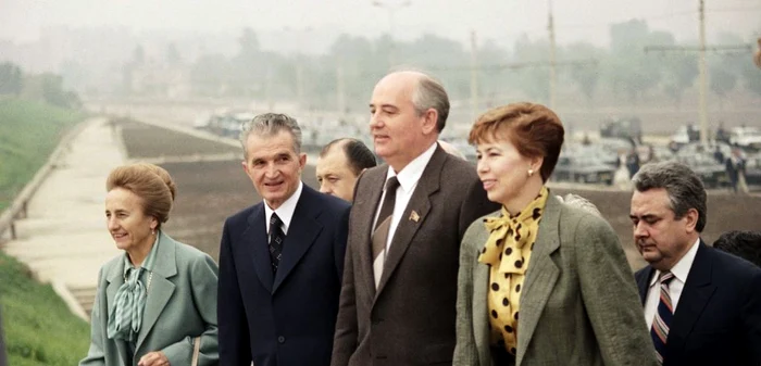 Elena şi Nicolae Ceauşescu alături de cuplul Raisa şi Mihail Gorbaciov, în timpul vizitei acestora în România, în 1987 FOTO AP