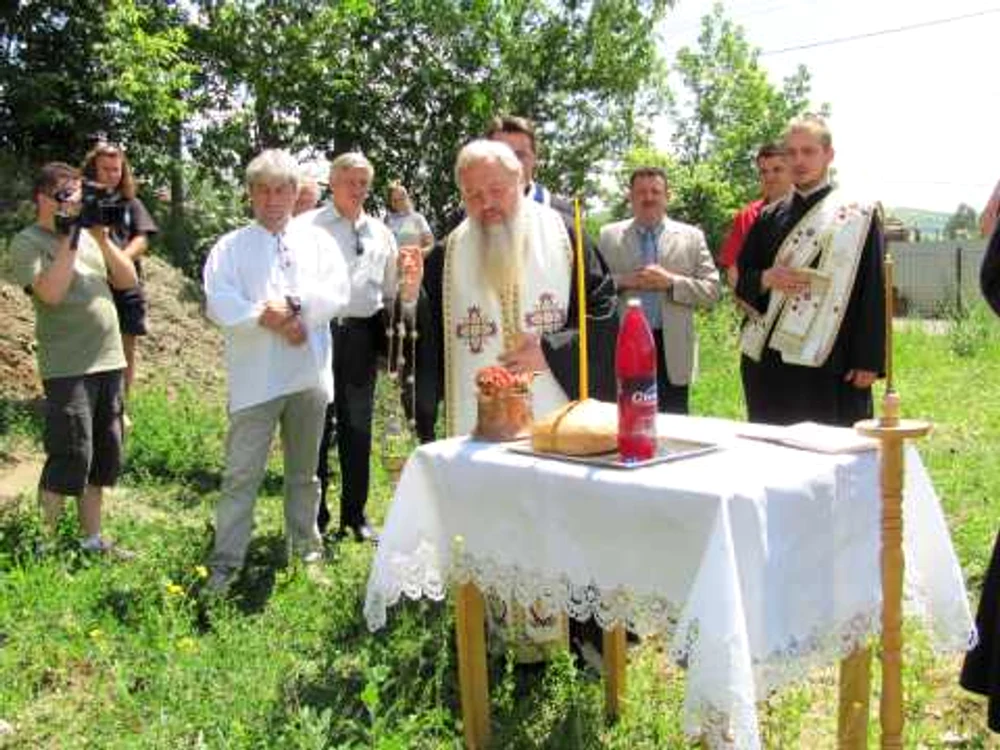 Mitropolitul Andrei şi reprezentanţii Centrului de Investigare a Crimelor Comunismului la marginea gropii din Râpa Robilor 