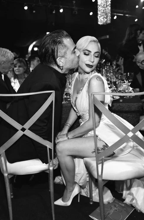 Christian Carino o sărută pe Lady Gaga Wife în timpul galei anuale a premiilor Screen Actors Guild la Shrine Auditorium din Los Angeles California Statele Unite ale Americii FOTO Guliver / Getty Images / Dimitrios Kambouris