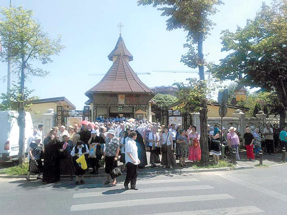 Sute de credincioşi au venit ieri la Paraclisul Catedralei Mântuirii  Neamului pentru a atinge icoana
