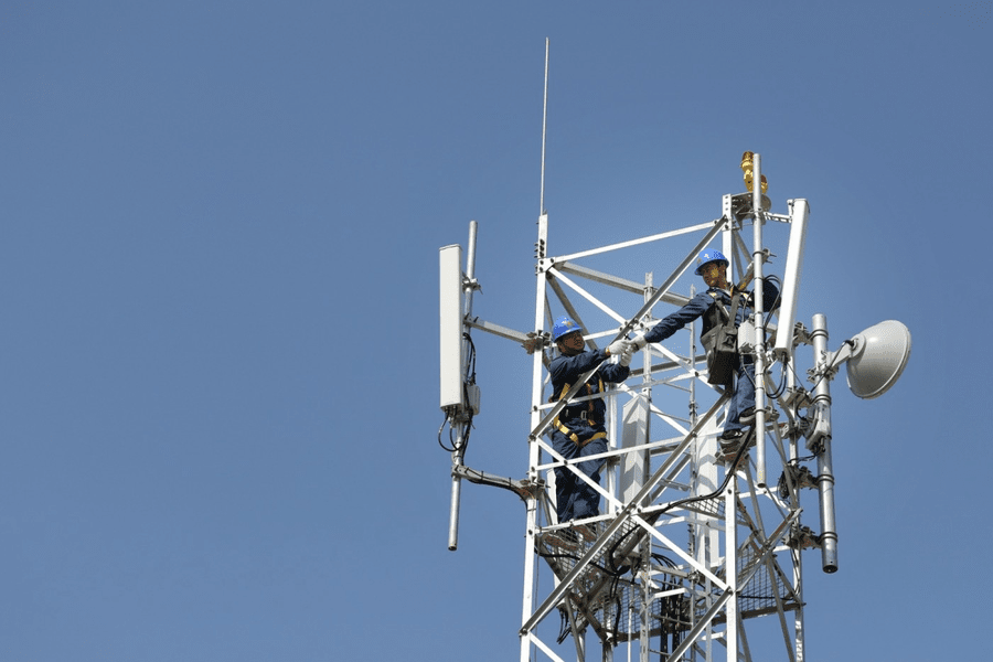 Operatorii de telecomunicaţii sunt nevoiți să vândă o parte din infrastructură pentru a investi în 5G