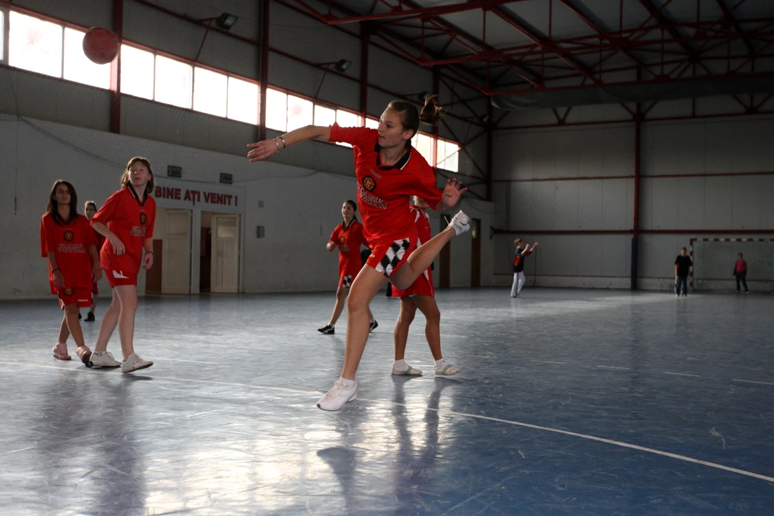 
    Dacă au ocazia să joace, tinerii vor prinde gustul acestui sport şi pot face performanţă  