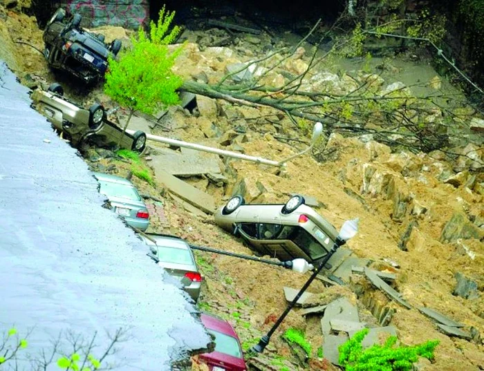 Sute de oameni din 4 judeţe au fost evacuaţi, după ce viitura a năvălit peste casele lor (FOTOGRAFII: informatiadeseverin.ro, adevarul.ro)