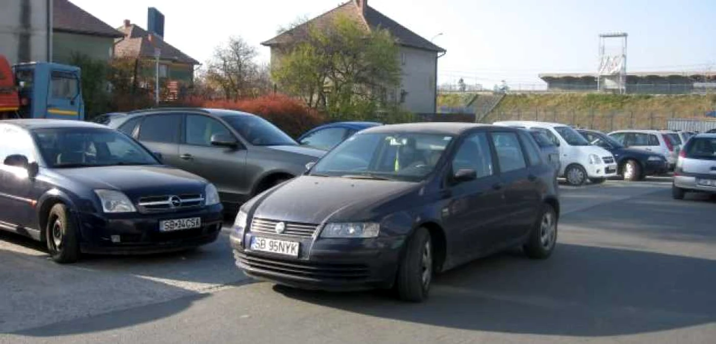 600 de lei a plătit în total sibianul ca să îşi recupereze maşina ridicată chiar din această parcare