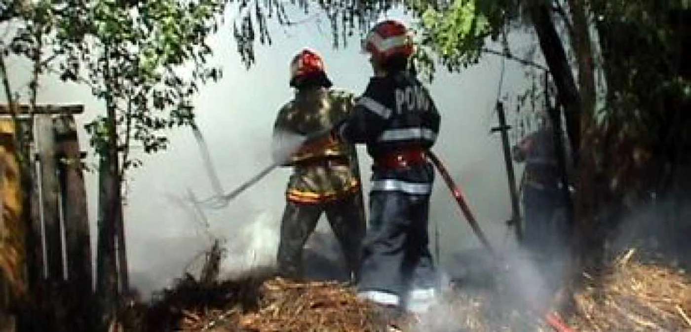 Botoşani: Două incendii de vegetaţie uscată în mai puţin de 15 minute