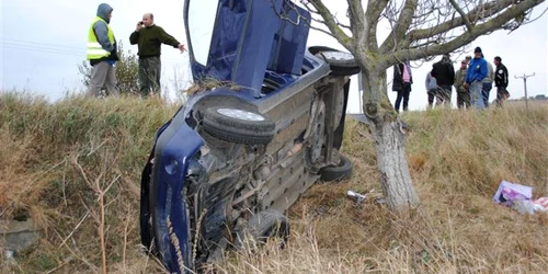 Maşina a zburat de pe carosabil din cauza vitezei 