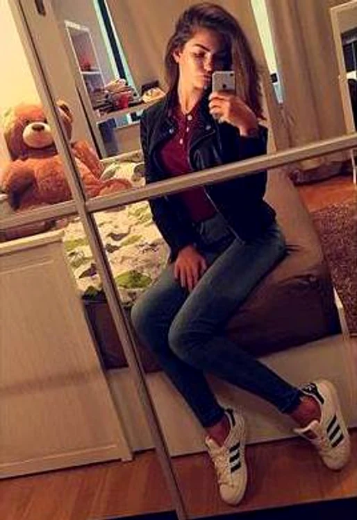 Ioana Boureanu s-a fotografiat în camera ei