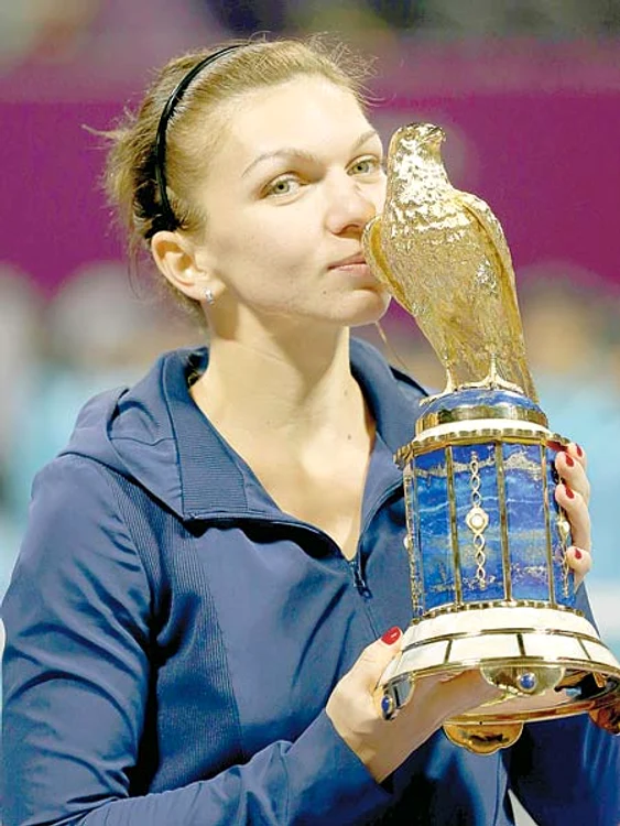 
    Halep a primit  un şoim aurit  ca premiu la Doha  