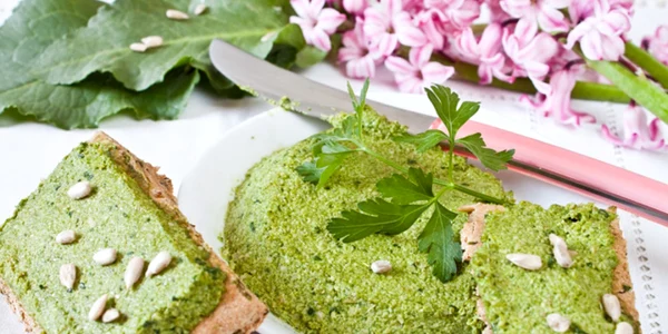 Meniu raw vegan de Paşti - pateu crud vegetarian de ştevie Sursă foto mancamsanatos.ro