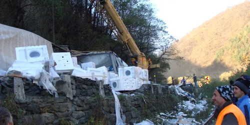 Pe Valea Oltului, un tir a rămas agăţat deasupra unei prăpăstii