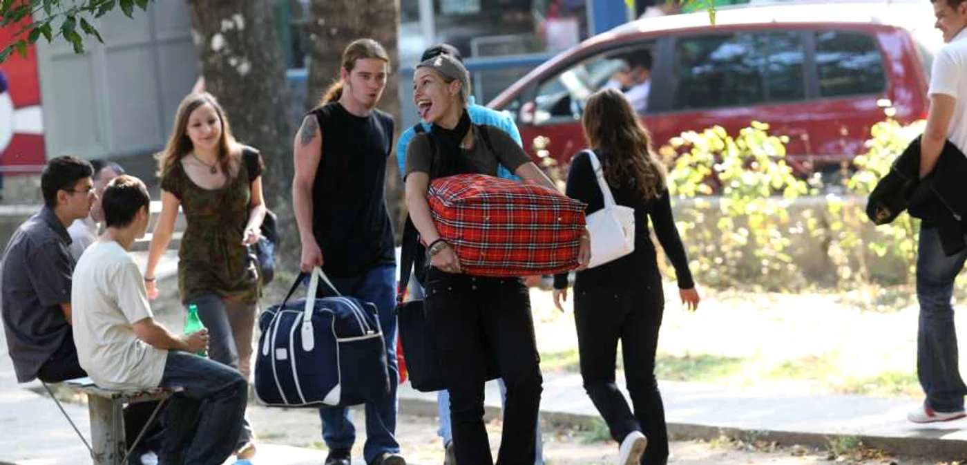 Studenti stau la rand ca sa primeasca cazare in camin la Iaşi