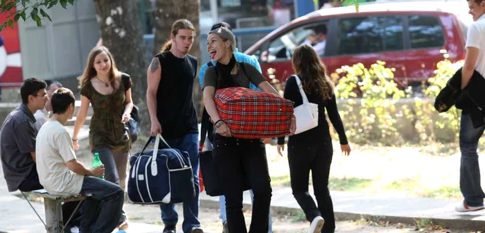 Studenti stau la rand ca sa primeasca cazare in camin la Iaşi