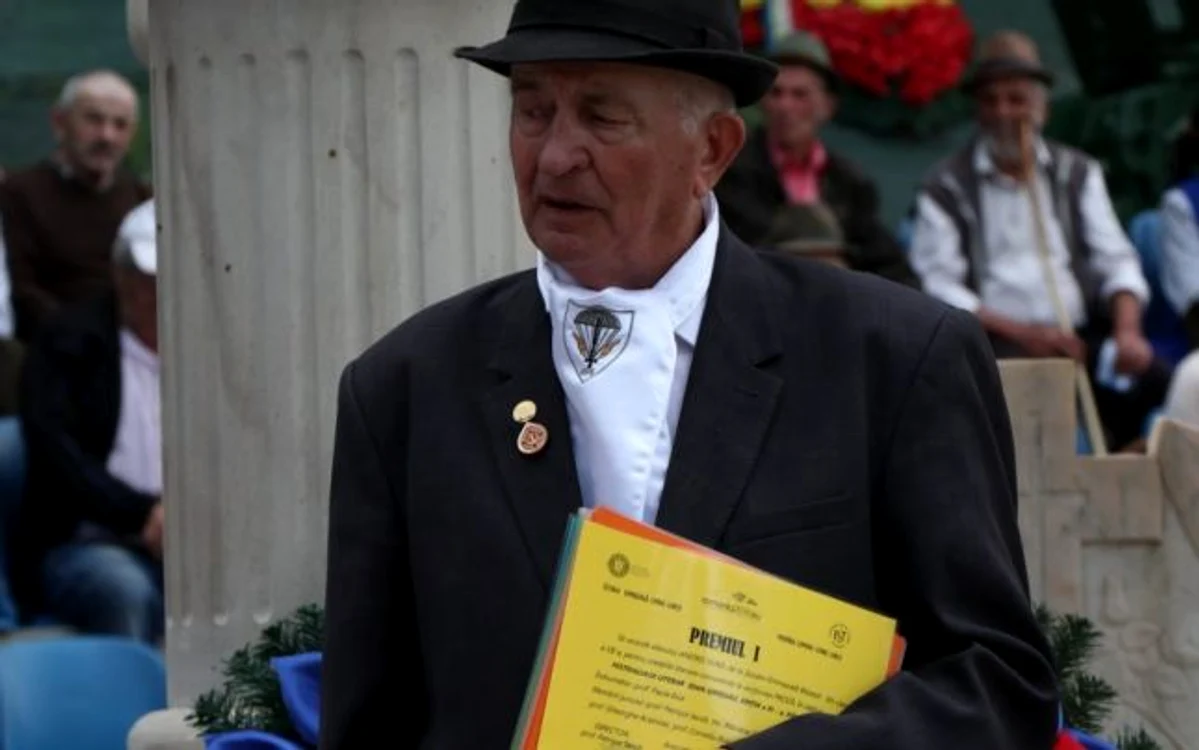 
    Dumitru Davidel, militar în rezervă, îşi foloseşte o parte din pensie pentru a-i cinsti pe eroii neamuluiFOTO: adevarul.ro  