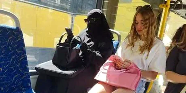 Fotografie din autobuz cu o femeie islamica  FOto Reddit jpg
