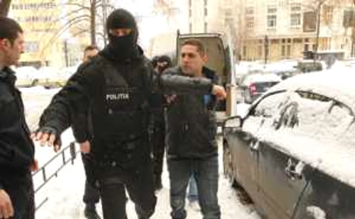 Silviu Gâtlan a fost adus la instanţă cu mascaţii