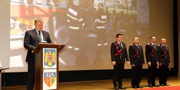 Pompieri ISU Vâlcea premiați de Primăria Râmnicu Vâlcea pentru salvarea a doi copii de la înec Foto Primăria Râmnicu Vâlcea jpg