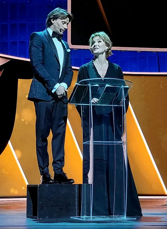 Marius Manole s-a urcat pe o treaptă pentru a fi mai înalt decât Lia