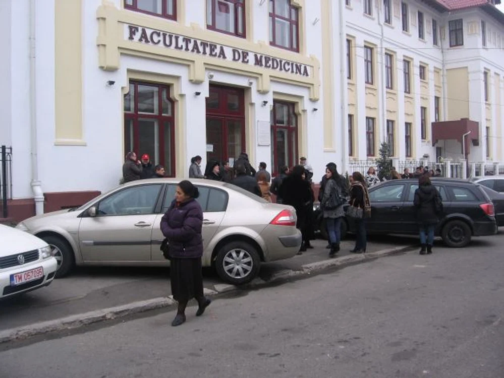 Absolvenţii de Medicină au susţinut ieri examenul de rezidenţiat în corpul nou al UMF Craiova.