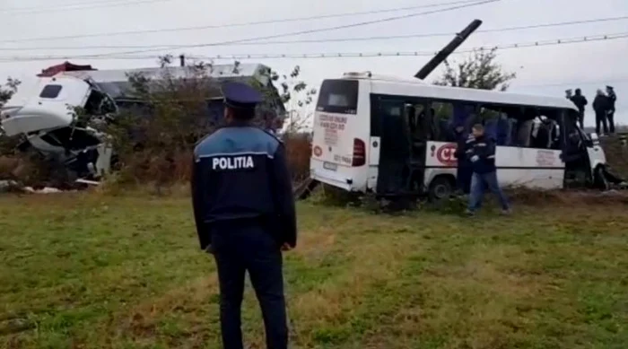Camionul a intrat în microbuz și s-au făcut praf. Ambii șoferi au murit, dar și opt pasageri