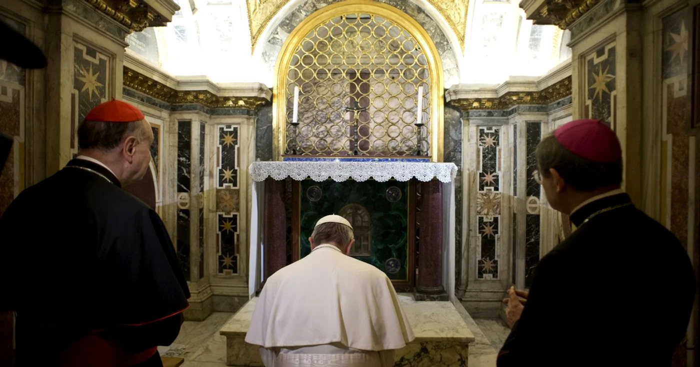 Papa Francisc s-a rugat la mormântul Sfântului Petru FOTO Reuters
