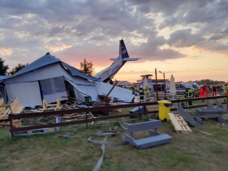 În Polonia, un avion Cessna s-a prăbușit  peste un hangar unde se aflau mai mulți oameni