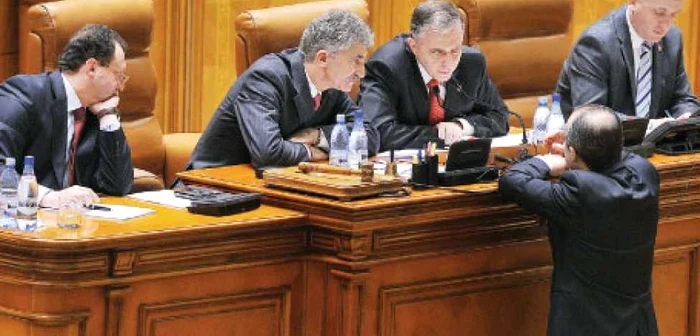 Preşedintele Senatului, Mircea Geoană, a suspendat şedinţa şi l-a pus în dificultate pe premierul Emil Boc