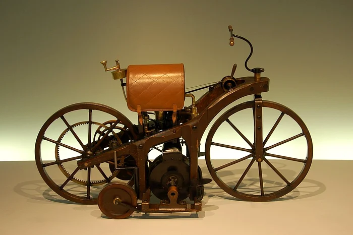 Prima motocicletă cu motor cu ardere internă FOTO Wikipedia