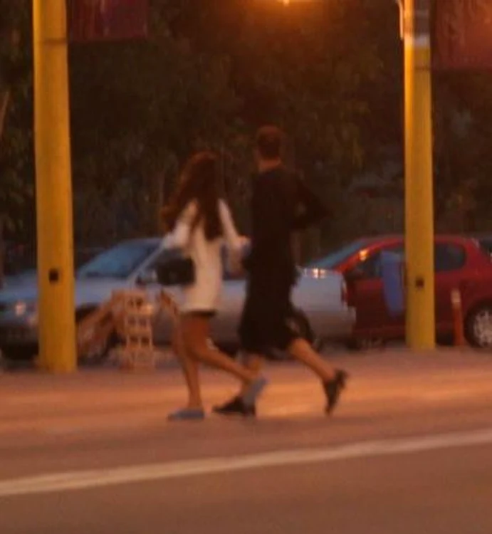 Jucătorul şi fata s-au grăbit să ajungă în hotel