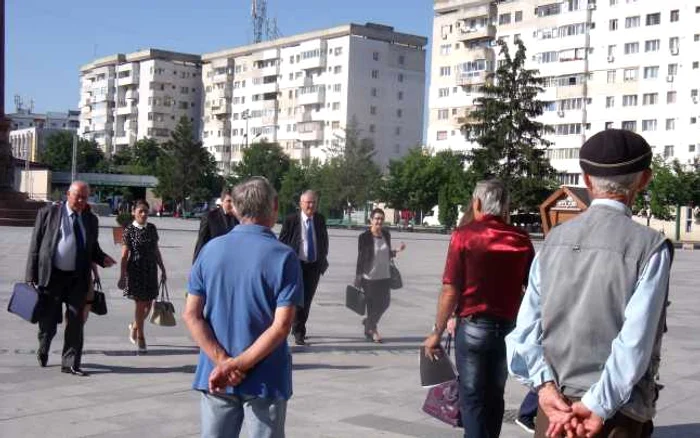 Merenii i-au aşteptat pe cei de la Corpul de Control în faţa Prefecturii