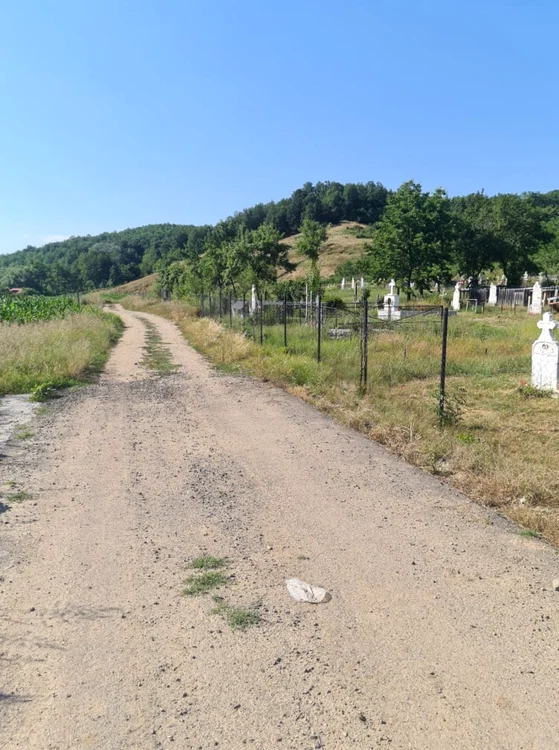Asfaltul a fost pus doar până la cimitirul ortodox                                                       Foto: Dan Pop
