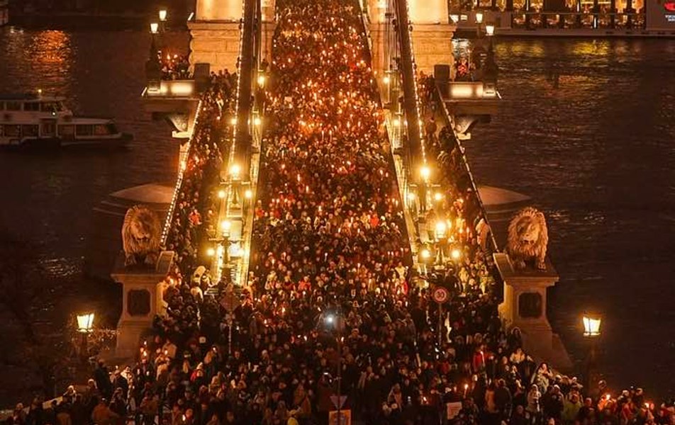 Se cere demisia lui Viktor Orban în stradă. Protest cu miii de oameni în Budapesta după abuzurile comise într-un centru de detenție pentru minori
