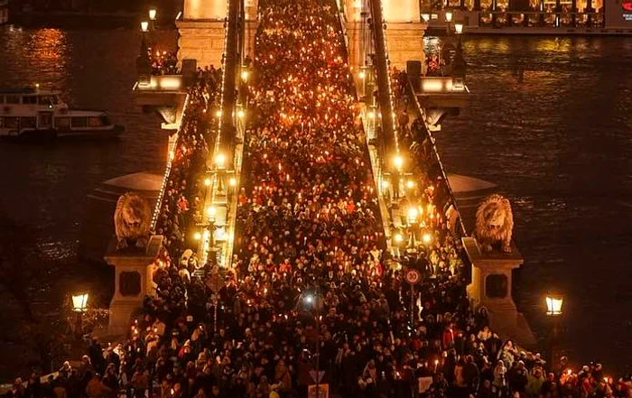 Mii de oameni în stradă în Budapesta FOTO : Peter Magyar