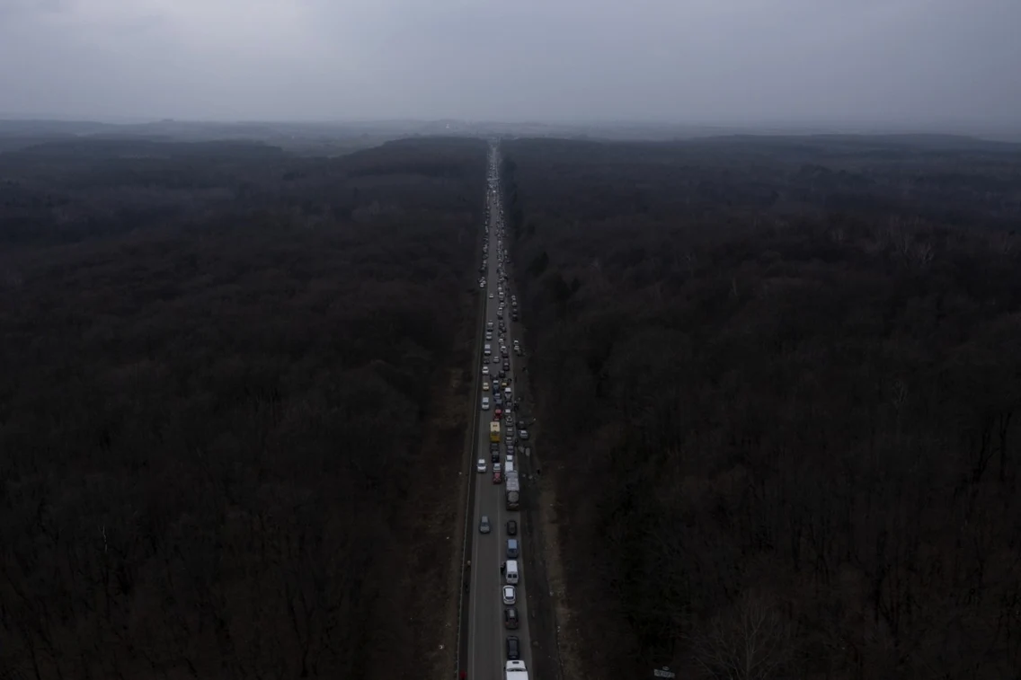 Kilometri intregi de maşini la graniţa Ucrainei cu Polonia. Foto Gettyimages