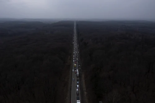 Kilometri intregi de maşini la graniţa Ucrainei cu Polonia. Foto Gettyimages