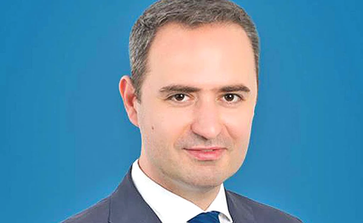 
    Alexandu Nazare are 35 de ani și face parte din Comisia pentru  transporturi și infrastructură  a Camerei Deputaților  