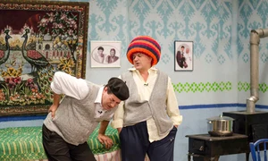 Axinte (interpretat de Ion Petrescu, în dreapta) va purta din nou căciula gigant jpeg