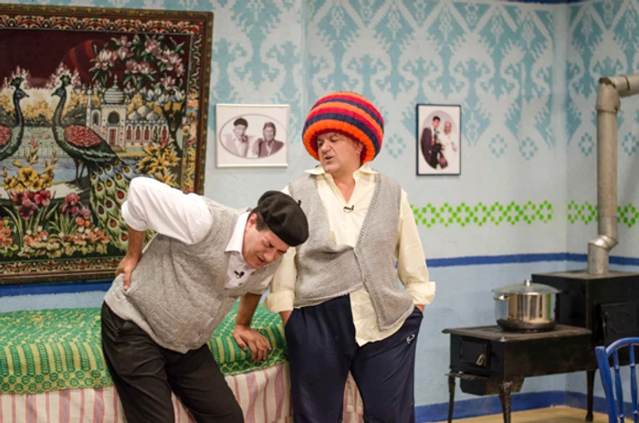 Axinte (interpretat de Ion Petrescu, în dreapta) va purta din nou căciula-gigant