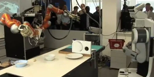 Cei doi roboţi au gătit micul dejun pentru un grup de ingineri