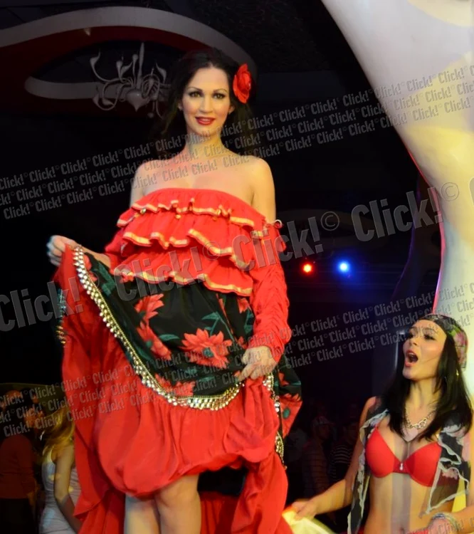 
    Nicoleta Luciu pe podium, în clubul Sky din Ploieşti.  