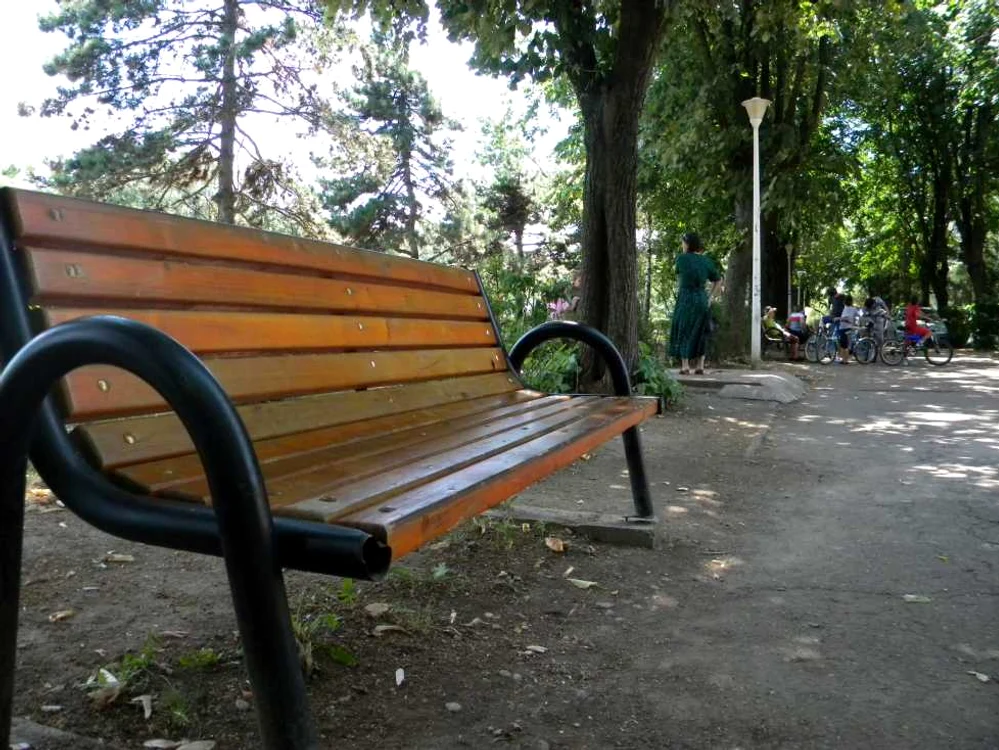 Pe această bancă din parc stătea femeia în momentul în care a fost înjunghiată. Foto Dana Mihai