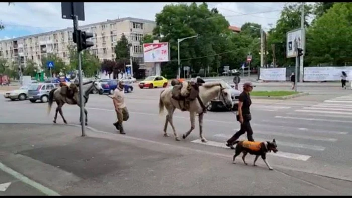 Turiştii străini au fost escortaţi de polţia locală spre ieşirea din oraş