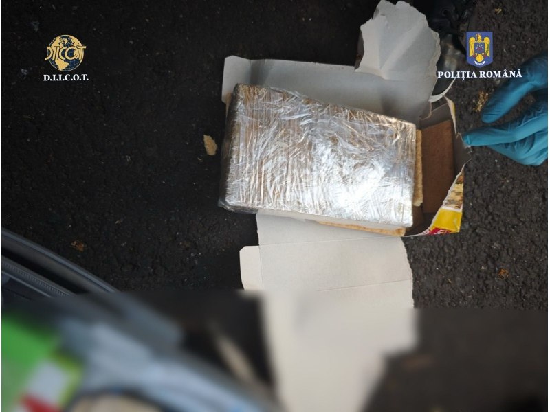 Procurorii DIICOT au interceptat un colet cu 1,3 kg de cocaină primit din Olanda. Trei traficanți au fost reținuți