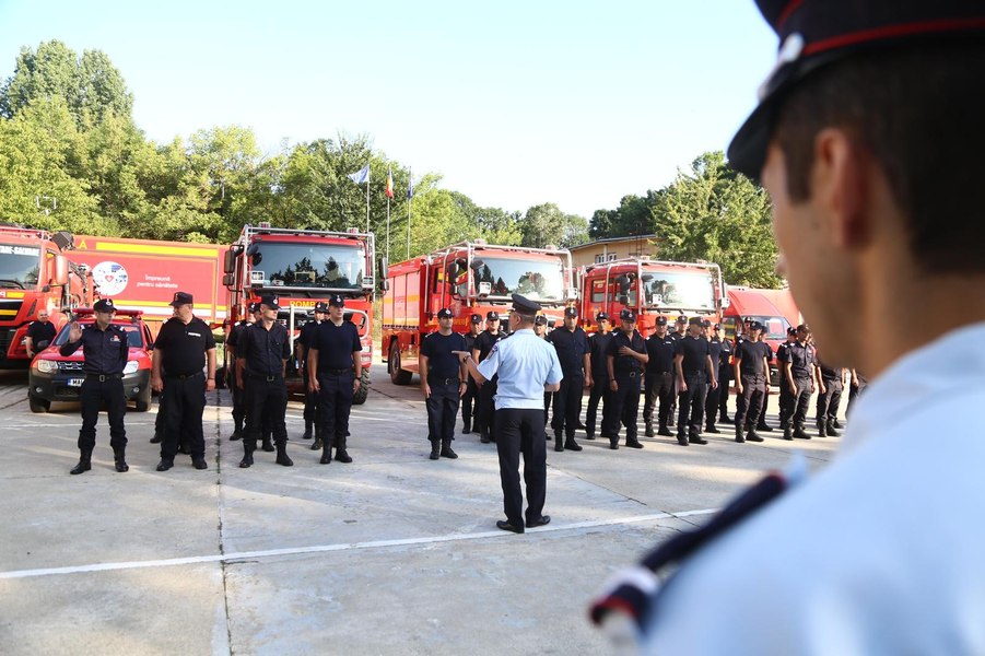 România trimite o nouă echipă de pompieri pentru a ajuta la stingerea incendiilor din Grecia