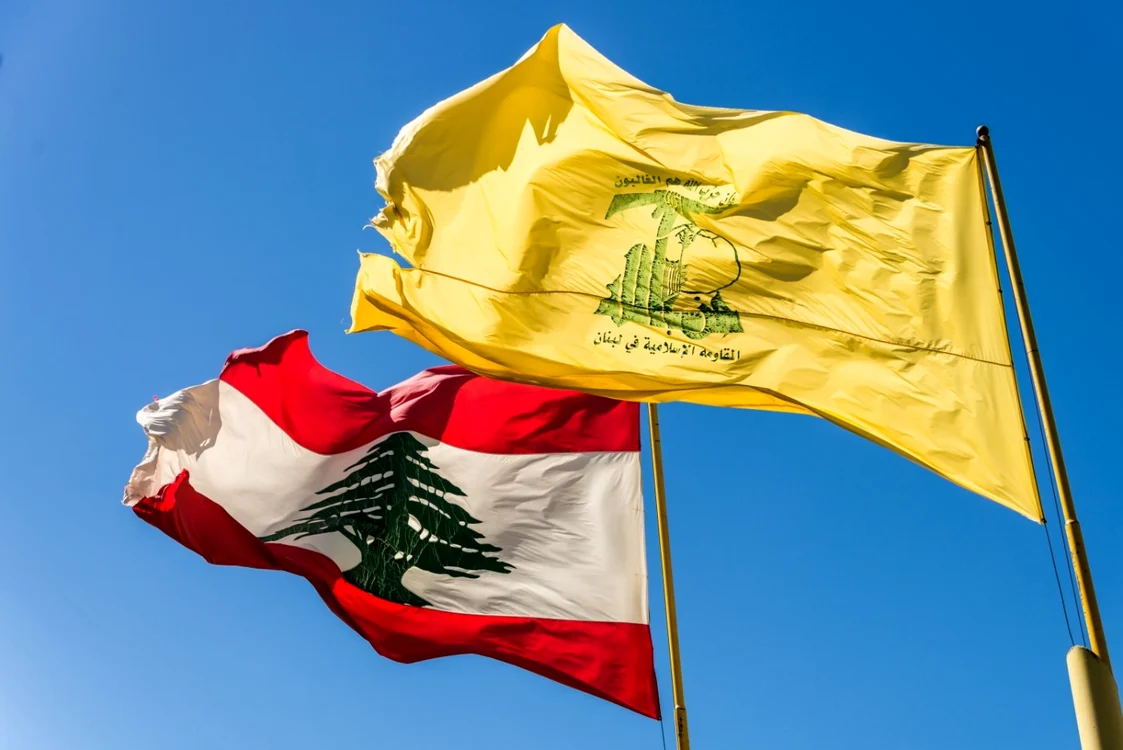 Steagurile Libanului și ale Hezbollah. Foto: Arhiva Adevărul