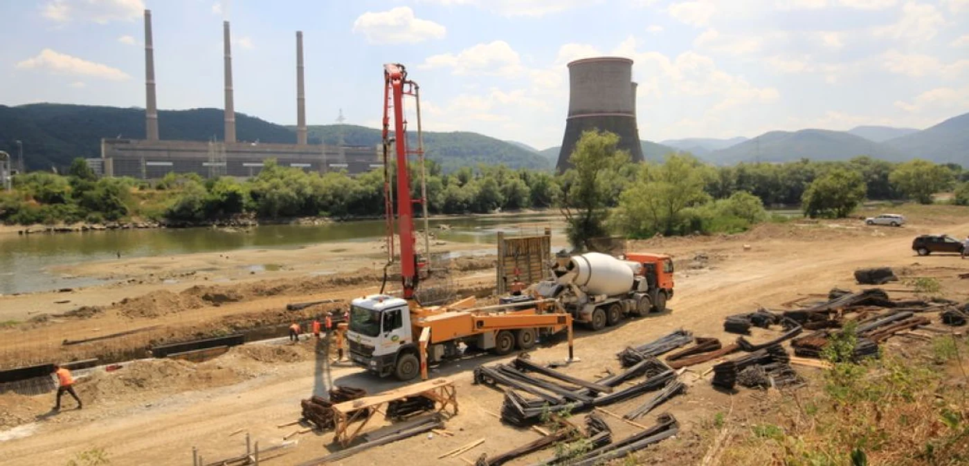 Malul Mureşului este înălţat şi consolidat pentru viitoarea autostradă. FOTO: Daniel Guţă. ADEVĂRUL.